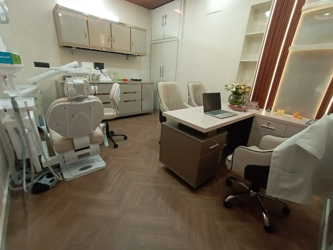 Painless tooth extraction in North Delhi clinic